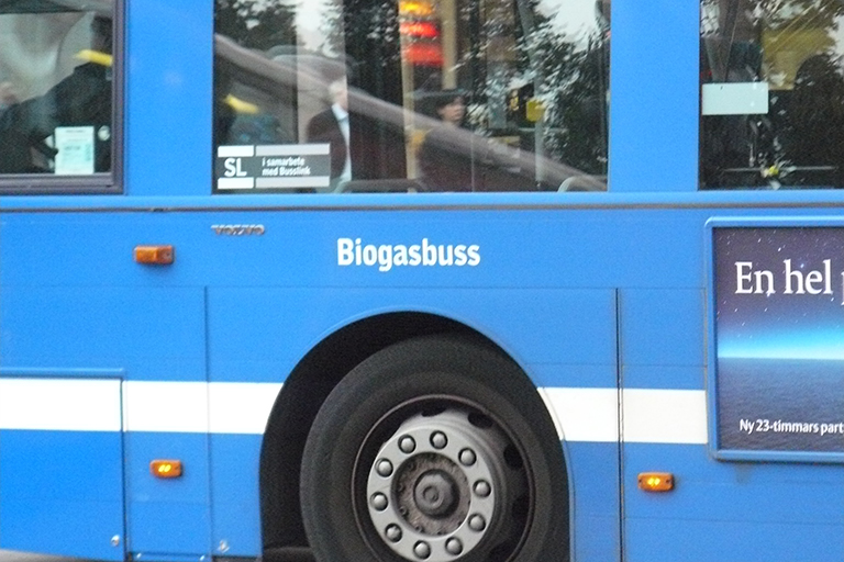 Label on the side of a bus reading “Biogasbuss.”