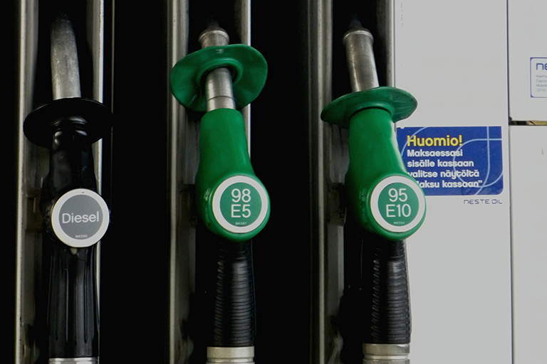 Three gasoline pumps: Diesel, 98 E5, and 95 E10.